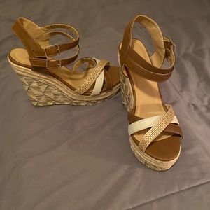 Women’s tan wedges
